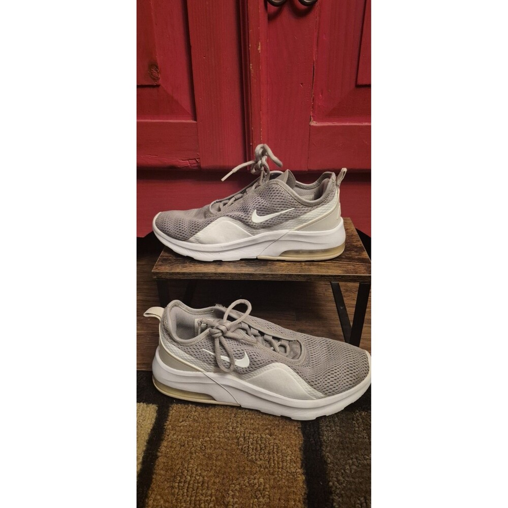 Nike Air Max Sz 8 Motion 2 Mens Running Shoes Grey White AO0266-101 Lightly Worn
